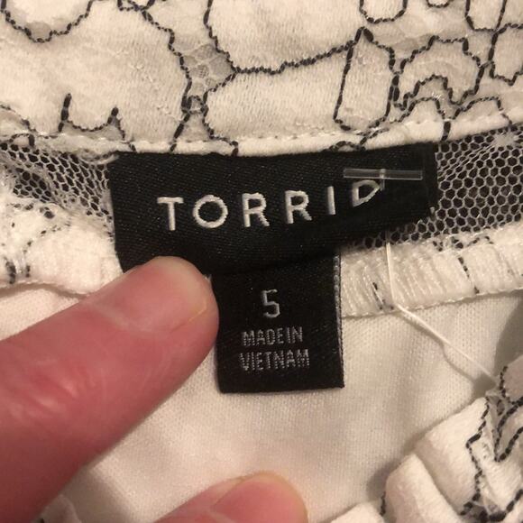 Torrid Brand White Lace Mock Neck Tank Top Tunic Floral Black Women's size 5 28 - Picture 5 of 7